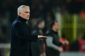 Mourinho_dan_Galatasaray_a_kart_gondermesi_ve_derb_1739737259